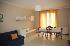 a kitchen and living room with a table and chairs at Appartamento "Rina Centro Sicilia" in Pietraperzia