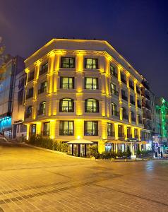 un bâtiment éclairé dans une ville la nuit dans l'établissement Hotel Momento - Special Category, à Istanbul