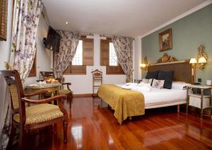 A bed or beds in a room at La Llave de la Judería Hotel Boutique
