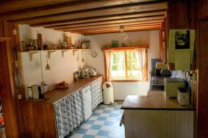 eine Küche mit einer Arbeitsplatte in einem Zimmer in der Unterkunft Beautiful 4-5 persons Cottage in Alvdalen in Älvdalen