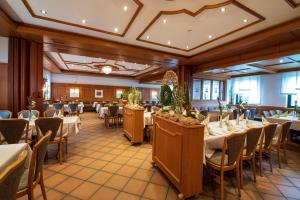 Landhotel Seerose في Langenzenn: مطعم فيه طاولات وكراسي في الغرفة