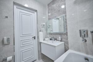 A bathroom at CONTINENTAL Hotel