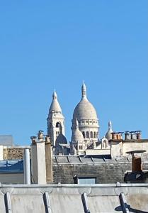 a view of the cathedral from the roof of a building at H&ocirc;tel des 3 Poussins in Paris
