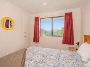 Postel nebo postele na pokoji v ubytování Manuka Lodge - Tairua Holiday Home