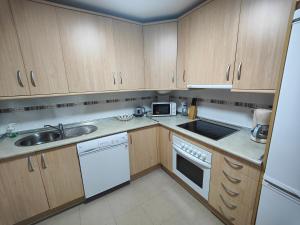A kitchen or kitchenette at GRAN ATICO en EL CENTRO CERCA DE LA PLAYA