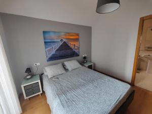 A bed or beds in a room at GRAN ATICO en EL CENTRO CERCA DE LA PLAYA