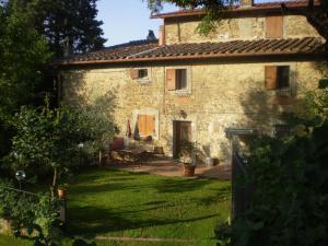 SubbianoにあるLocanda Montegioviの緑の庭のある古い石造りの家