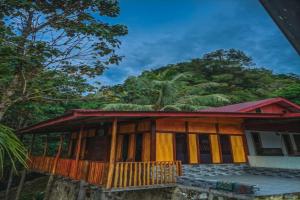 a house in the middle of a forest at EXPRESS O 91702 Mandeh Homestay Syariah in Painan