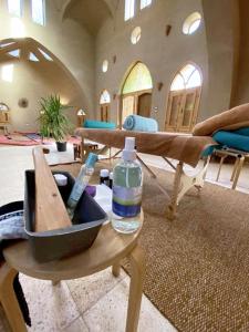 um quarto com uma mesa com uma garrafa de água em Embrace Hotel em Luxor