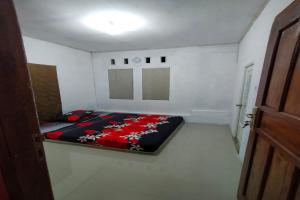 a small room with a bed in the middle of it at EXPRESS O 91702 Mandeh Homestay Syariah in Painan