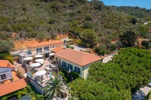 una vista aerea di una casa con cortile di Hotel Villa Wanda a Porto Azzurro