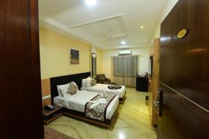 烏代浦的住宿－Hotel Yois，酒店客房设有两张床和窗户。