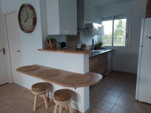 Kuchnia lub aneks kuchenny w obiekcie Maison calme et chaleureuse
