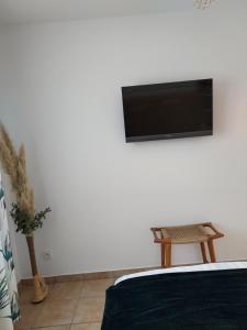 Telewizja i/lub zestaw kina domowego w obiekcie Maison calme et chaleureuse