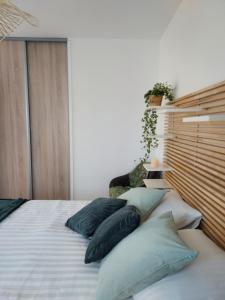 Un dormitorio con una cama con almohadas. en Maison calme et chaleureuse, en Châlette-sur-Loing