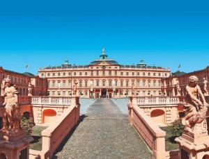 ein großes Gebäude mit Statuen davor in der Unterkunft Ferienwohnung zwischen Rhein und Schwarzwald in Bischweier