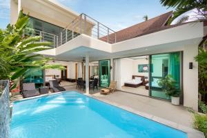 uma piscina em frente a uma villa em Ka Villas x GSG em Phuket