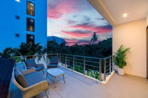 uma varanda com vista para o pôr-do-sol em Ka Villas x GSG em Phuket