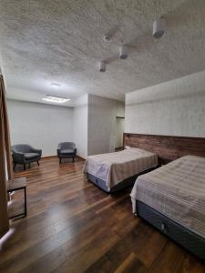 um quarto de hotel com duas camas e cadeiras em Apaga Resort em Ijevan