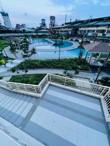an overhead view of a swimming pool in a city at Stylish 1 bedroom condo with pool view and Fast WIFI in Manila