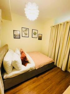 Katil atau katil-katil dalam bilik di Stylish 1 bedroom condo with pool view and Fast WIFI