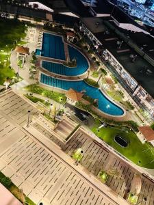uma vista superior de uma piscina numa cidade em Stylish 1 bedroom condo with pool view and Fast WIFI em Manila