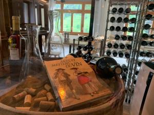 een boek in een mand met een fles wijn bij Hôtel Restaurant Eden in Evolène