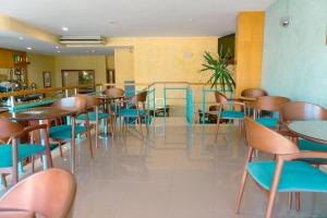 a dining room with tables and chairs in a restaurant at Hotel Atalaya II in Portonovo