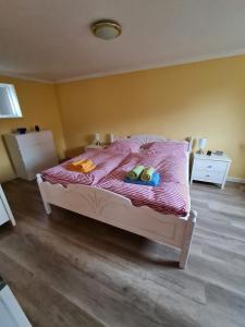 1 dormitorio con 1 cama rosa y 2 almohadas en Ferienwohnung an der Dresdner Heide - Langebrück, en Dresden