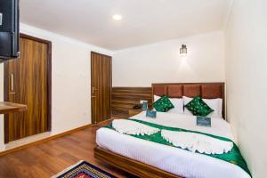 1 dormitorio con 1 cama grande en una habitación en Muscatel Dzeemkhang - 400 Mts from MG Marg en Gangtok