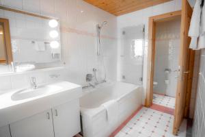 Et badeværelse på Hotel Pension Alpenrose