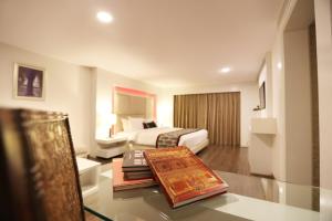 Letto o letti in una camera di Golden Tulip Jaipur