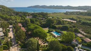 una vista aerea di un resort con piscina e alberi di Résidence Casarina a Bonifacio