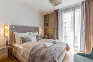 Postel nebo postele na pokoji v ubytování Emerald Luxury Downtown Apartment with Free Sauna & Gym