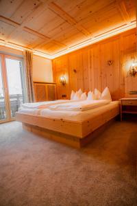 Кровать или кровати в номере Hotel Pension Alpenrose