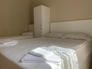 Katil atau katil-katil dalam bilik di nira hotel
