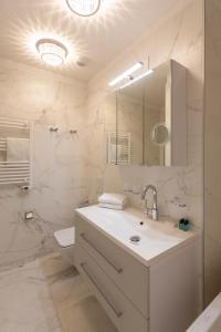 Koupelna v ubytování Emerald Luxury Downtown Apartment with Free Sauna & Gym