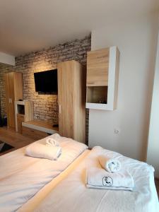 Postel nebo postele na pokoji v ubytování Cozy Studio near the Historical Heart of Sofia by Flat Mаnager
