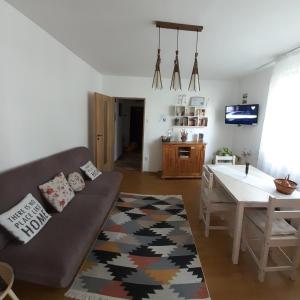 ein Wohnzimmer mit einem Sofa und einem Tisch in der Unterkunft Sibiu My Home in Sibiu