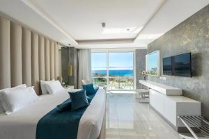 アヤナパにあるChrysomare Beach Hotel & Resortのベッドとシンク付きのホテルルーム