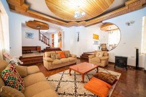 Sala de estar con 2 sofás y mesa en spacious & stylish 4bdr kileleshwa en Nairobi