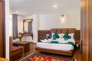 1 dormitorio con 1 cama, 1 mesa y 1 habitación en Muscatel Dzeemkhang - 400 Mts from MG Marg en Gangtok
