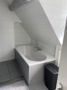 een badkamer met een ligbad en een wastafel bij De Posthoorn in Appelscha