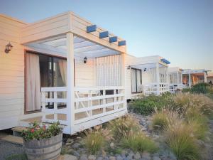 a row of modular homes in a yard at Cabañas Lomas de Pinares in Pichilemu