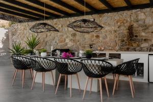 - une salle à manger avec une table et des chaises dans l'établissement Villa Unica - Mikri Vigla, Seaview, Pool & Jacuzzi, à Mikri Vigla