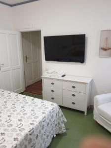 TV a/nebo společenská místnost v ubytování Kalimaka Bed & Breakfast