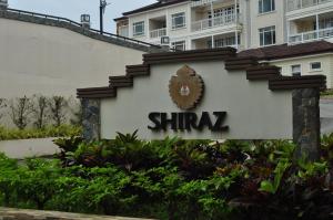 um sinal para o Resort Shiwi em frente a um edifício em Twinlakes Condominium Tagaytay, LL1R Shiraz em Tagaytay