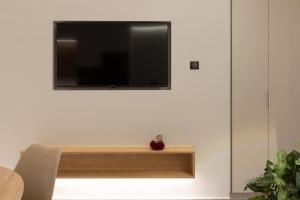 Televízia a/alebo spoločenská miestnosť v ubytovaní BillMar Luxury Apartment in the center of Gythio