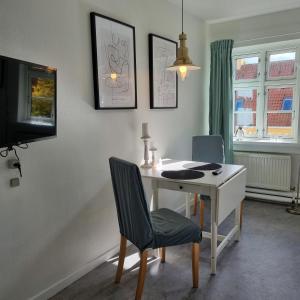 Habitación con mesa, sillas y TV. en Danhostel Ringsted en Ringsted