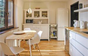 A kitchen or kitchenette at Awesome Home In Wronki With Kitchen
